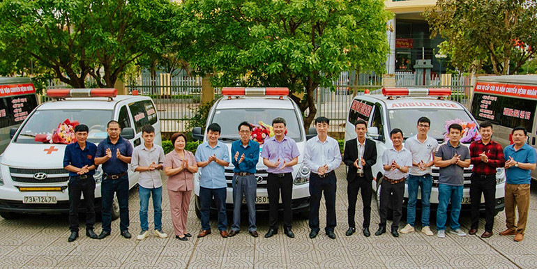 Tặng xe cứu thương vận chuyển bệnh nhân nghèo Quảng Bình -0