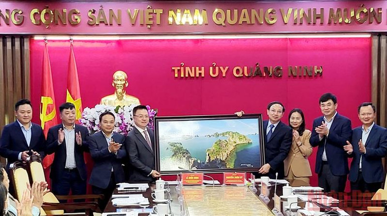 Tăng cường hợp tác truyên truyền giữa Báo Nhân Dân và tỉnh Quảng Ninh -0