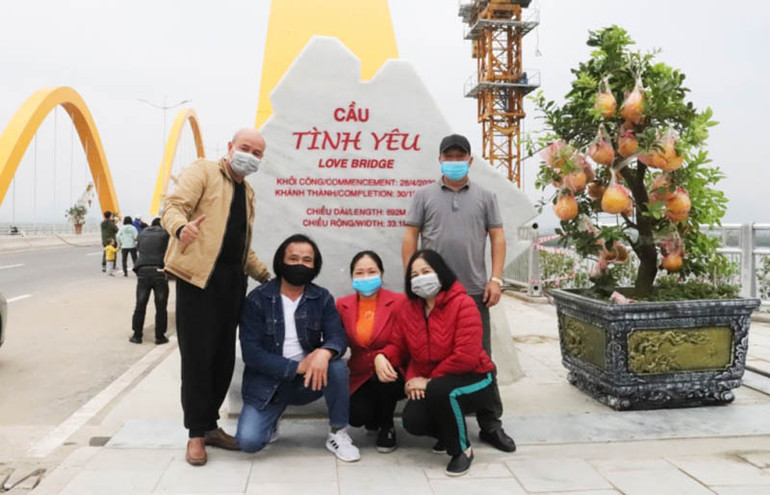 Rất nhiều người dân vui vẻ chụp ảnh trên cây cầu Tình Yêu. Quảng Ninh đưa vào sử dụng 2 công trình giao thông trọng điểm -0