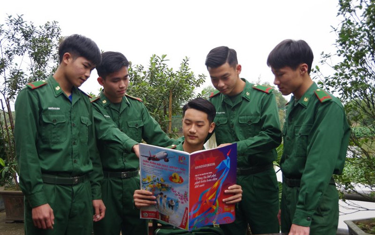 Cán bộ, chiến sĩ Biên phòng Hà Tĩnh đón nhận báo Xuân Nhâm Dần trong niềm hân hoan. Trao tặng hơn 3.000 cuốn báo Nhân Dân Xuân Nhâm Dần tại Nghệ An, Hà Tĩnh -0