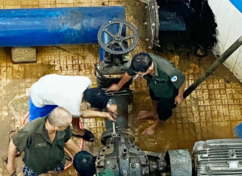 Công nhân của nhà máy nước Tân Lương liên tục tháo, lắp máy để kịp xử lý nước sạch phục vụ người tiêu dùng. Quảng Trị dùng nước sạch để xử lý nước sinh hoạt phục vụ người tiêu dùng -0
