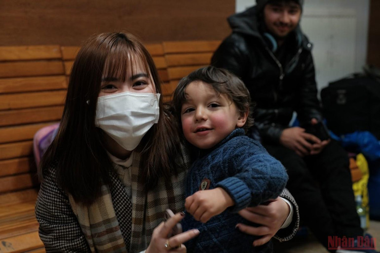 Những màu áo thanh niên trên biên giới Ukraine -0