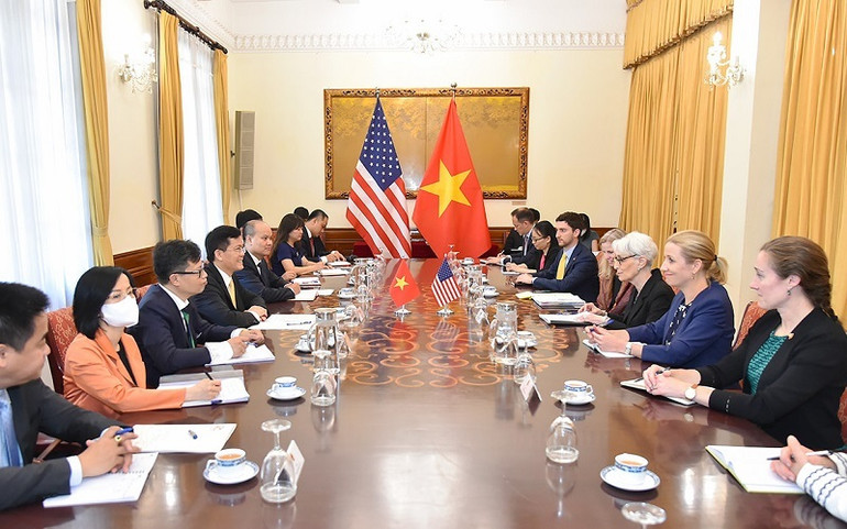 Buổi làm việc giữa Thứ trưởng Ngoại giao Hà Kim Ngọc và Thứ trưởng thứ nhất Ngoại giao Hoa Kỳ Wendy Sherman. (Ảnh: Bộ Ngoại giao) Hoa Kỳ nhất quán ủng hộ một Việt Nam giàu mạnh và thịnh vượng -0