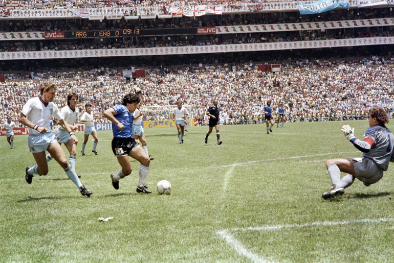 Bàn thắng lịch sử của Maradona vào lưới tuyển Anh ở World Cup 1986. (Ảnh: Getty Images) Cuộc đời và sự nghiệp của huyền thoại Maradona qua ảnh -0