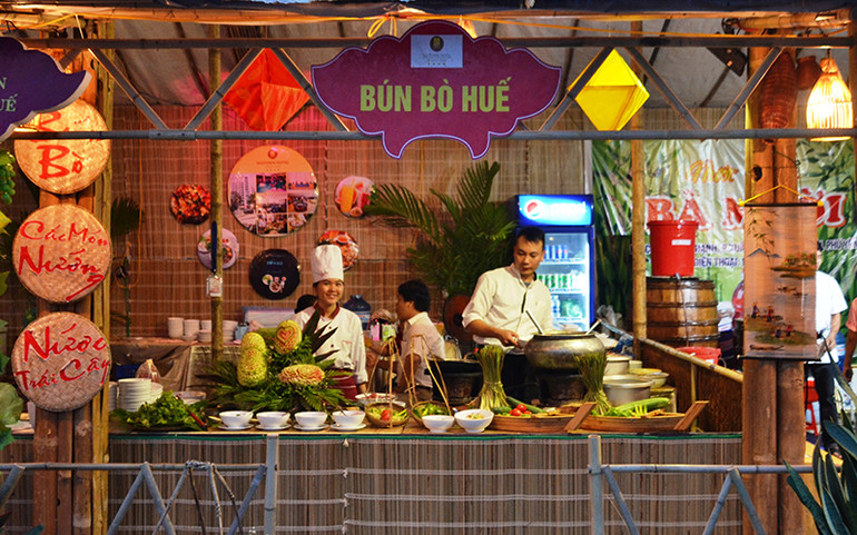 Giới thiệu quy cách nấu bún bò Huế, nằm trong danh sách 100 món ăn đạt giá trị ẩm thực châu Á, do Tổ chức Kỷ lục châu Á công nhận. 1_VH_4-1633735691686.jpg