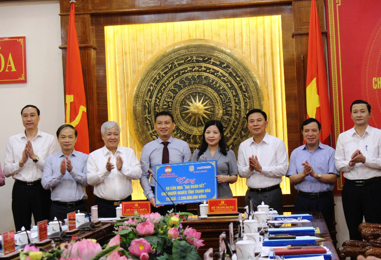 Chủ tịch Ủy ban Trung ương Mặt trận Tổ quốc Việt Nam cùng đại diện Tập đoàn Masterise trao 2,5 tỷ đồng cho Mặt trận Tổ quốc tỉnh Thanh Hóa để hỗ trợ xây dựng 50 ngôi nhà ở cho hộ nghèo. Đồng chí Đỗ Văn Chiến thăm, làm việc tại Thanh Hóa -0