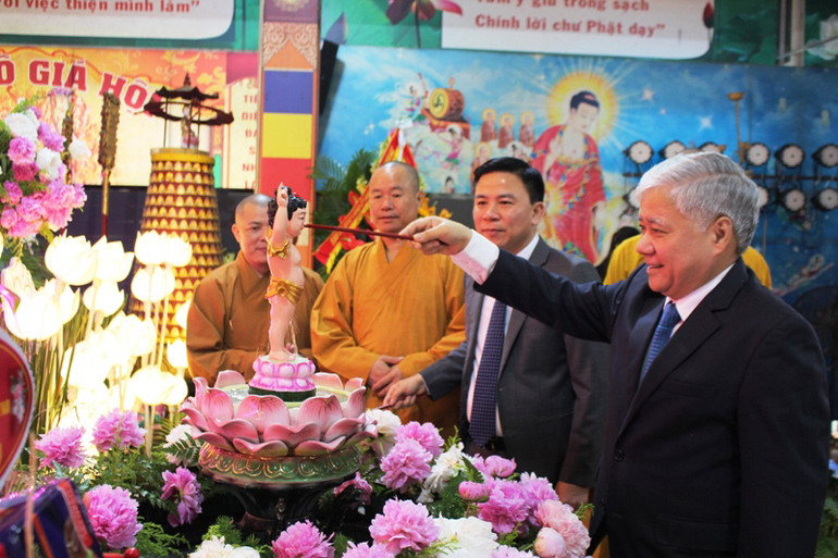 Chủ tịch Ủy ban Trung ương Mặt trận Tổ quốc Việt Nam Đỗ Văn Chiến thực hiện nghi thức trong Đại lễ Phật đản. Đồng chí Đỗ Văn Chiến thăm, làm việc tại Thanh Hóa -0