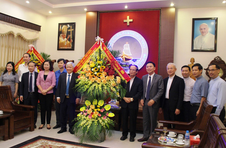 Bí thư Trung ương Đảng, Chủ tịch Ủy ban Trung ương Mặt trận Tổ quốc Việt Nam Đỗ Văn Chiến cùng các thành viên Đoàn công tác tặng hoa, chúc mừng Tòa Giám mục Thanh Hóa. Đồng chí Đỗ Văn Chiến thăm, làm việc tại Thanh Hóa -0