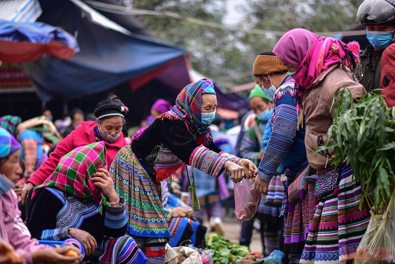 Độc đáo cảnh mẹ địu con đi chợ phiên Bắc Hà ngày giáp Tết -0