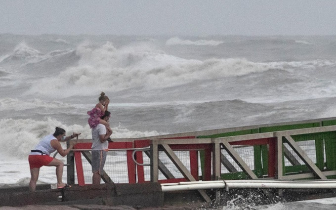 Mỹ liên tiếp hứng bão, Bồ Đào Nha đặt trong tình trạng báo động do cháy rừng -0