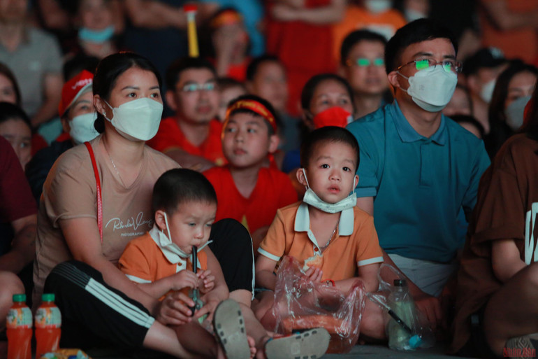 Những cổ động viên nhí cũng được bố mẹ đưa đi để &quot;tiếp lửa&quot; cho các &quot;chiến binh Sao vàng&quot;.