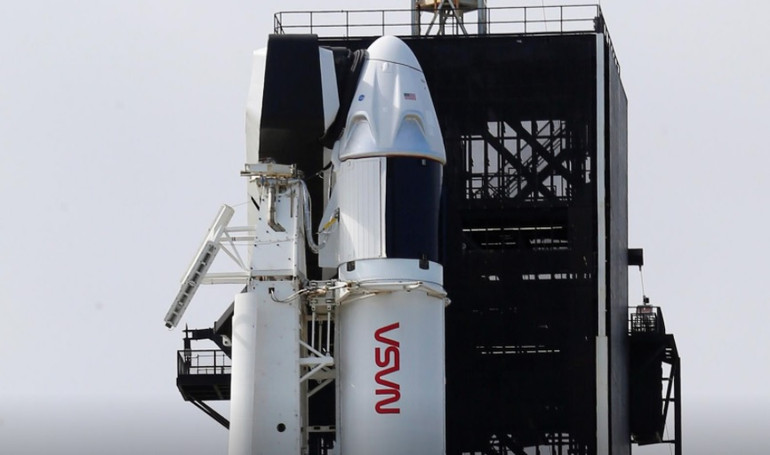 Tên lửa đẩy SpaceX Falcon và tàu vũ trụ Crew Dragon trên bệ phóng tại Trung tâm Không gian Kennedy của NASA ở Cape Canaveral, Florida, Mỹ ngày 13-11. Ảnh: Reuters. SpaceX bắt đầu sứ mệnh chở phi hành gia lên Trạm vũ trụ -0