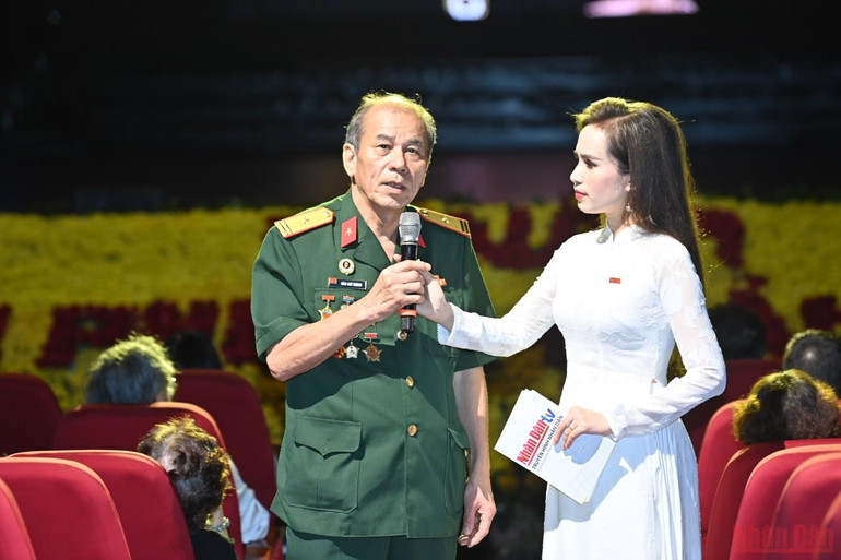 (Ảnh: ĐĂNG KHOA) 20 giờ 52 phút: Giao lưu cựu chiến binh - Thiếu tá Đào Chí Thành -0