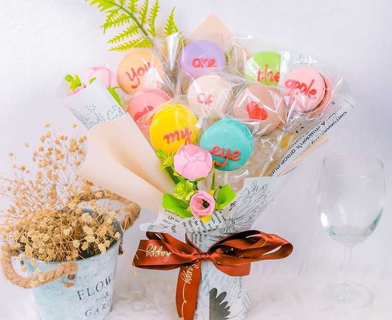 Bó hoa với bánh Macaron. 20/10: Những bó hoa hàng chục triệu đồng vẫn có khách đặt mua -0