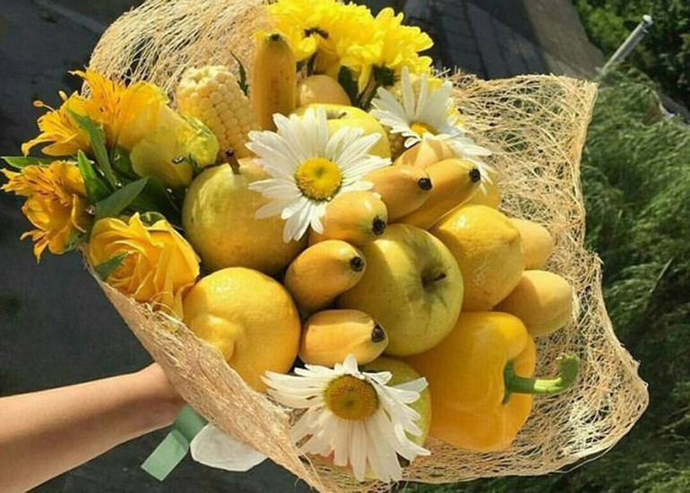 Bó hoa rau củ quả đẹp mắt tuy nhiên giá thành khá đắt. 20/10: Những bó hoa hàng chục triệu đồng vẫn có khách đặt mua -0