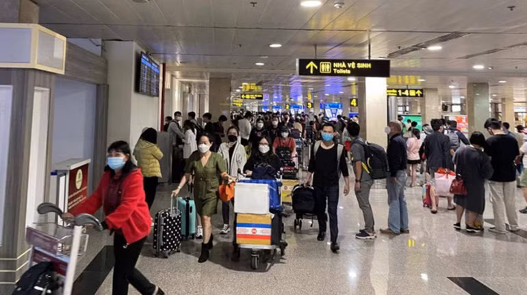 Người dân ùn ùn trở lại các thành phố lớn&nbsp;sau kỳ nghỉ Tết -0