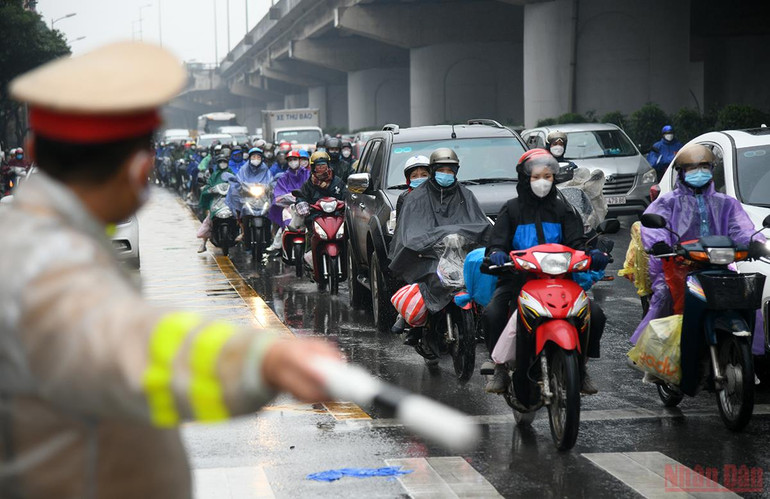 Người dân các tỉnh đội mưa đổ về Hà Nội ngày cuối kỳ nghỉ Tết Nguyên đán Nhâm Dần -0