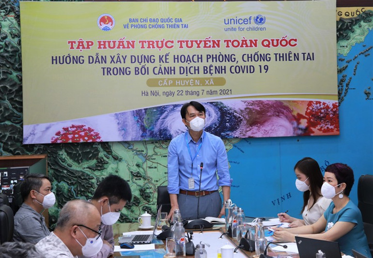 Ông Lý Phát Việt Linh - Chuyên gia về Giảm nhẹ rủi ro thiên tai - Tổ chức UNICEF chia sẻ tại hội thảo. Ứng phó với “thảm họa kép” thiên tai và dịch bệnh -0