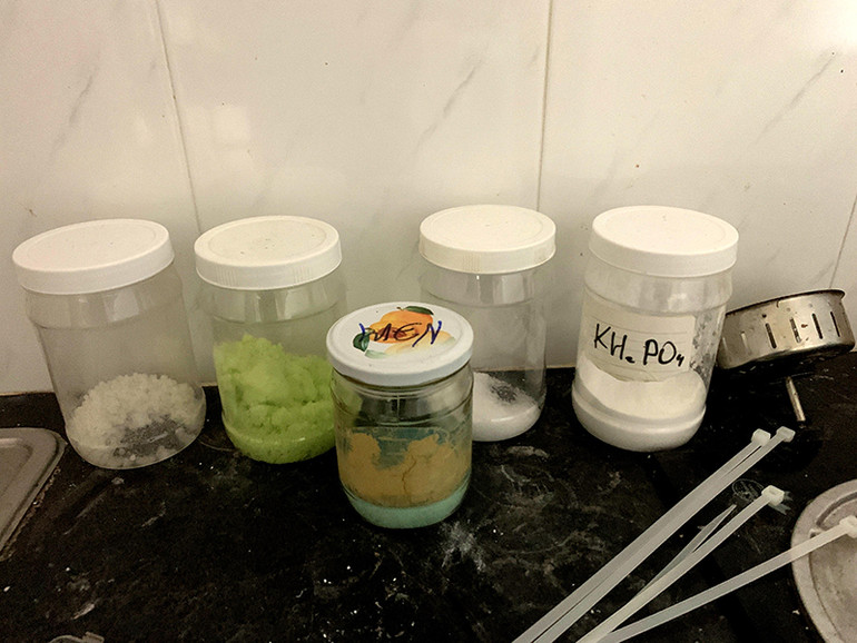 Một số hóa chất được đối tượng dùng để trồng, chăm sóc và bào chế cần sa. Bình Thuận phát hiện một người nước ngoài trồng, sản xuất, tàng trữ trái phép cần sa -0