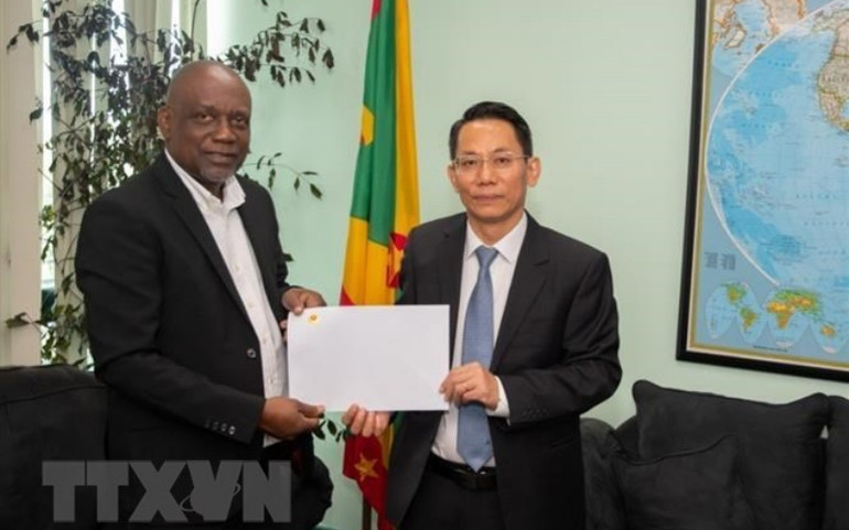 Đại sứ Lê Viết Duyên trao bản sao Quốc thư cho Bộ trưởng Ngoại giao Grenada Oliver Joseph. (Ảnh: TTXVN phát) Thúc đẩy hợp tác thương mại đầu tư giữa Việt Nam và Grenada -0