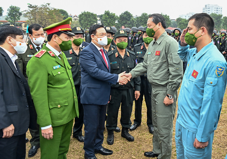 Chủ tịch Quốc hội Vương Đình Huệ thăm, chúc Tết lực lượng vũ trang tại Hà Nội -4