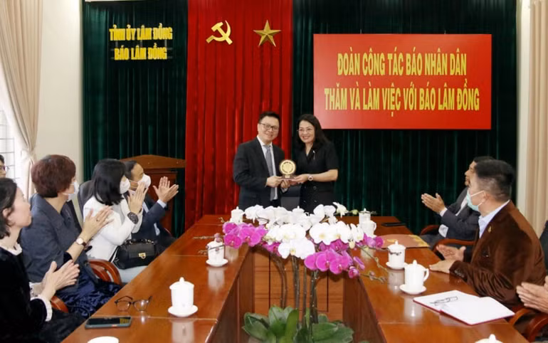 Đoàn công tác Báo Nhân Dân thăm và làm việc tại Lâm Đồng ảnh 1 Đoàn công tác Báo Nhân Dân thăm và làm việc tại Lâm Đồng -0