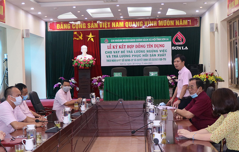Phòng giao dịch Ngân hàng Chính sách xã hội huyện Thuận Châu ký kết hợp đồng tín dụng hỗ trợ trả lương ngừng việc cho lao động. Sơn La tích cực hỗ trợ người lao động và doanh nghiệp gặp khó khăn -0