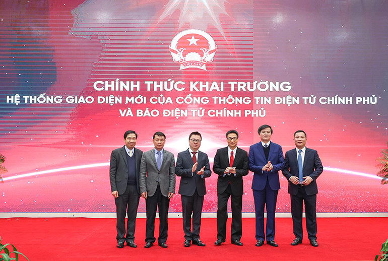 Phó Thủ tướng Vũ Đức Đam và các đồng chí lãnh đạo chụp ảnh lưu niệm. (Ảnh: NHẬT BẮC/VGP) Khai trương Hệ thống giao diện mới của Cổng Thông tin điện tử Chính phủ và Báo Điện tử Chính phủ -0