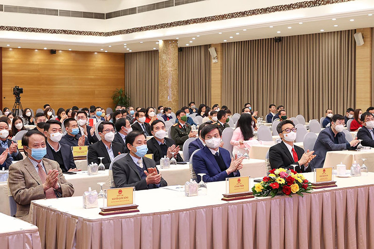Các đại biểu dự lễ khai trương. (Ảnh: NHẬT BẮC/VGP) Khai trương Hệ thống giao diện mới của Cổng Thông tin điện tử Chính phủ và Báo Điện tử Chính phủ -0