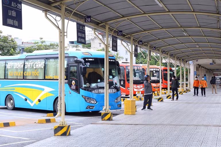 Xe khách liên tỉnh được hoạt động trở lại, bến xe Hà Nội vẫn vắng vẻ -0