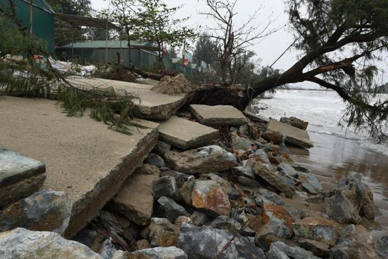 Kè biển tại thị xã Cửa Lò bị hư hại nặng -0