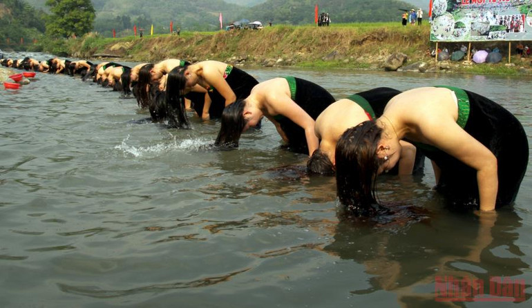 Gội đầu sạch sẽ trước khi đi Lễ Then thể hiện sự kính trọng đối với Then. Về Lai Châu vui hội té nước, gội đầu -0