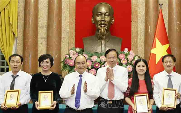 Chủ tịch nước Nguyễn Xuân Phúc tặng chân dung Chủ tịch Hồ Chí Minh cho đại biểu cán bộ, công nhân lao động ngành Dầu khí. (Ảnh: TTXVN) Chủ tịch nước Nguyễn Xuân Phúc gặp mặt lao động tiêu biểu ngành dầu khí -0