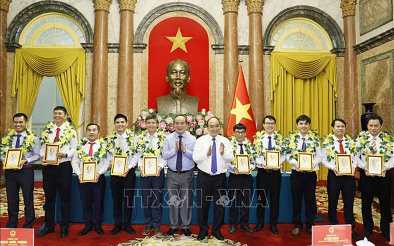 Chủ tịch nước Nguyễn Xuân Phúc tặng chân dung Chủ tịch Hồ Chí Minh cho đại biểu cán bộ, công nhân lao động ngành Dầu khí. (Ảnh: TTXVN) Chủ tịch nước Nguyễn Xuân Phúc gặp mặt lao động tiêu biểu ngành dầu khí -0