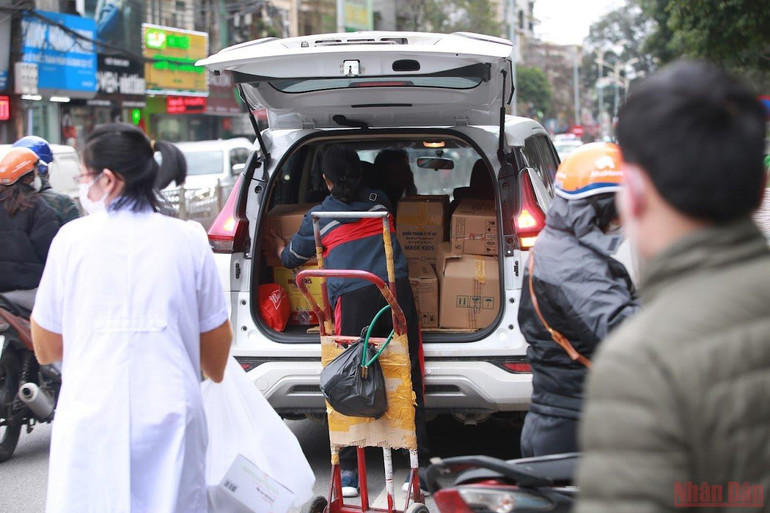 Hà Nội: Kit test Covid-19 khan hàng, loạn giá -0