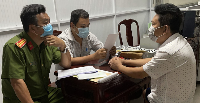 Vũ được mời đến cơ quan công an làm việc trong tối 8-5. Xử phạt người sử dụng biển số giả 60A-868.88 -0