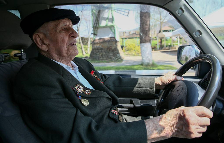 Chuyện về cựu chiến binh Hồng quân Liên Xô: Kỷ lục gia lái xe ở tuổi 100 -0