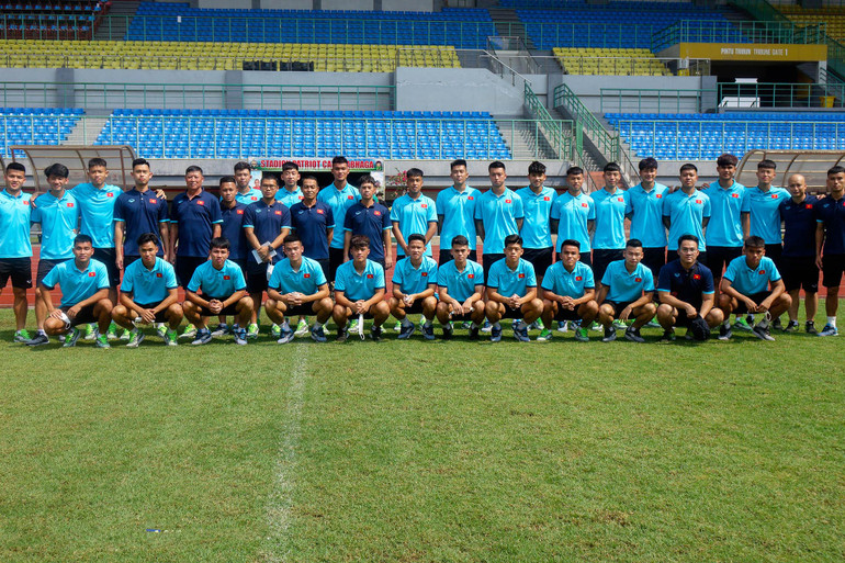 U19 Việt Nam tham quan sân thi đấu, nghe phổ biến về phòng chống tiêu cực trong bóng đá -0