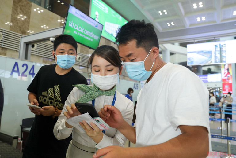 Việc khai báo y tế, đeo khẩu trang là điều bắt buộc khi hành khách sử dụng dịch vụ hàng không. Sân bay Nội Bài đông nghẹt người rời thủ đô đi nghỉ lễ 30-4 và 1-5 -3