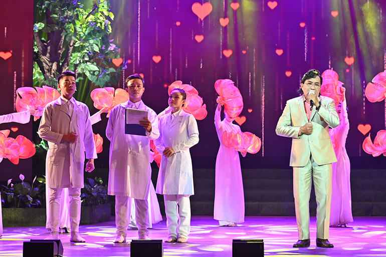 NSND Thanh Tuấn thể hiện bài ca cổ Mùa xuân và bác sĩ khoa tim, sáng của bác sĩ Trần Việt Liêm, bác sĩ Trần Quốc Khải. Ấn tượng chương trình nghệ thuật “Những nụ cười trở lại” -0