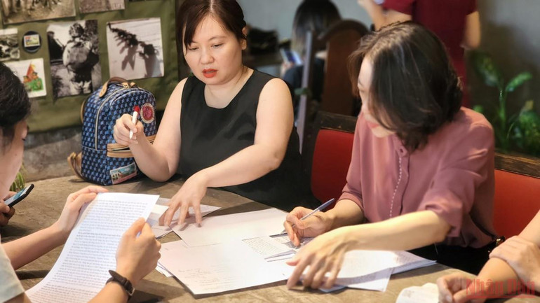 Đại diện các phụ huynh đã làm đơn kiến nghị gửi các cơ quan chức năng, mong tìm được hướng giải quyết trong bối cảnh kỳ thi chuyển cấp đã tới rất gần. Sở Giáo dục và Đào tạo Hà Nội… xin lỗi học sinh và phụ huynh -0
