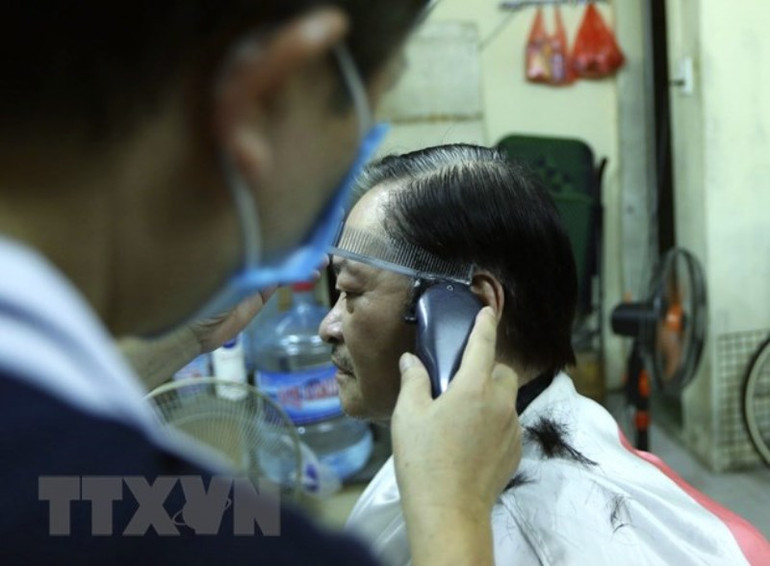 Hà Nội: Dịch vụ cắt tóc, gội đầu hút khách ngày đầu mở cửa lại -0