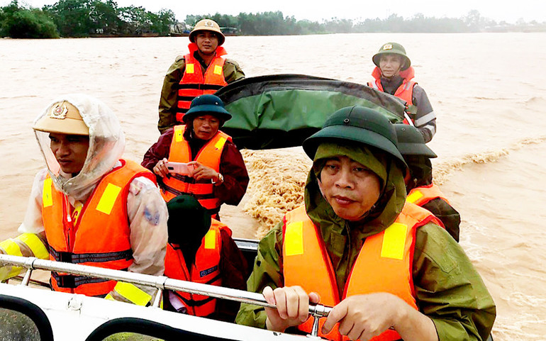 Quảng Trị sạt lở đất vùi lấp hai gia đình, mới tìm thấy ba thi thể -0