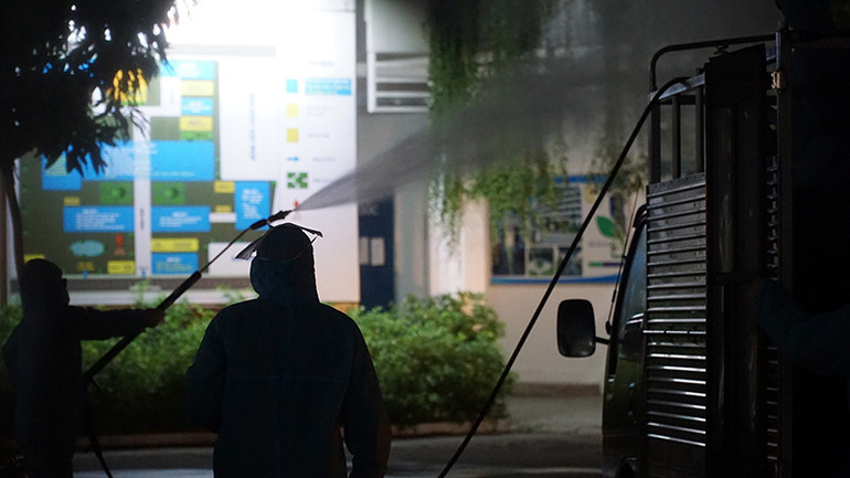 Phun hóa chất toàn bộ hai bệnh viện đang bị cách ly, phong tỏa -0