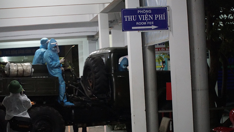 Phun hóa chất toàn bộ hai bệnh viện đang bị cách ly, phong tỏa -0