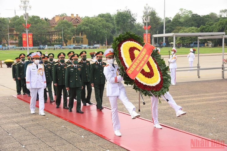 Lãnh đạo Đảng, Nhà nước vào Lăng viếng Chủ tịch Hồ Chí Minh nhân kỷ niệm 47 năm Ngày Giải phóng miền nam, thống nhất đất nước. -0