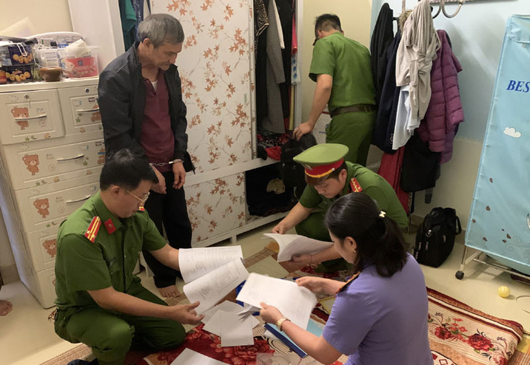 Các lực lượng chức năng tiến hành khám xét nhà ở ông Bùi Mạnh Hùng. Khởi tố, bắt tạm giam nguyên Chủ tịch Công ty cổ phần dâu tằm tơ Mộc Châu -0