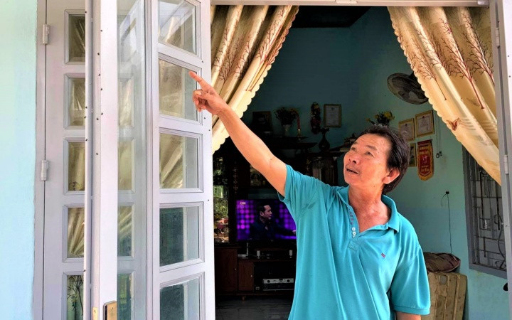 Không chỉ bu bám các vật dụng trong nhà, ruồi nhặng còn bu bám đầy nhà cửa của các hộ dân sinh sống gần trang trại nuôi gà, khiến cuộc sống bị đảo lộn. IMG_0305-1594021607950.jpg