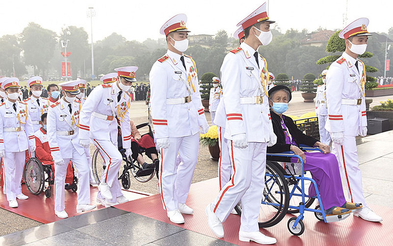 Đoàn đại biểu Đại hội Thi đua yêu nước toàn quốc lần thứ X viếng Chủ tịch Hồ Chí Minh -0