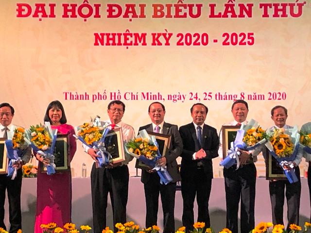 PGS, TS Vũ Hải Quân, Phó Giám đốc ĐHQG, Bí thư Đảng ủy ĐHQG tặng hoa cảm ơn các đồng chí lãnh đạo nhiệm kỳ 2015-2020. PGS, TS Vũ Hải Quân làm Bí thư Đảng ủy Đại học Quốc gia TP Hồ Chí Minh -0